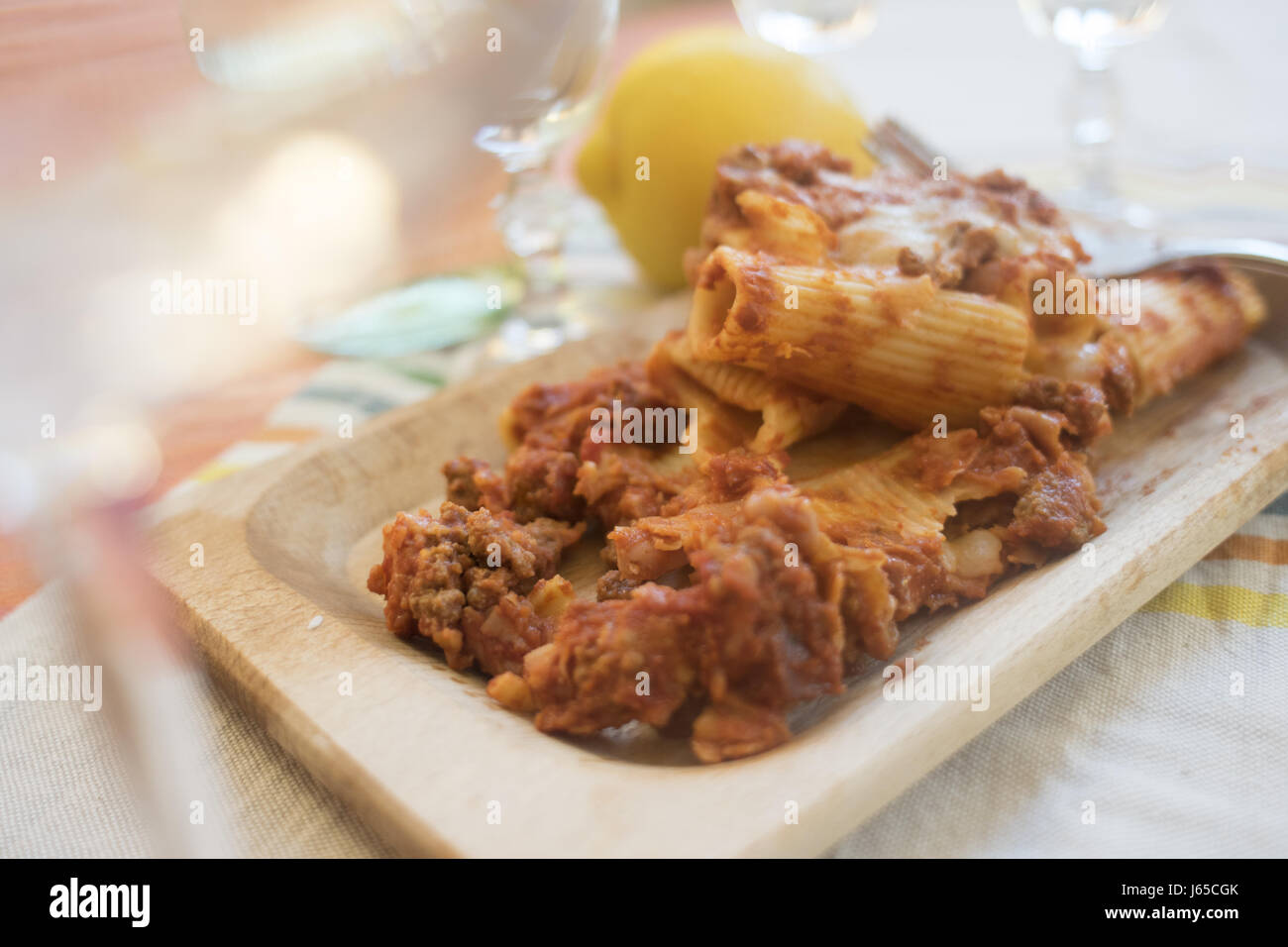 gebackene Nudeln gefüllt mit Hackfleisch und mozzarella Stockfoto