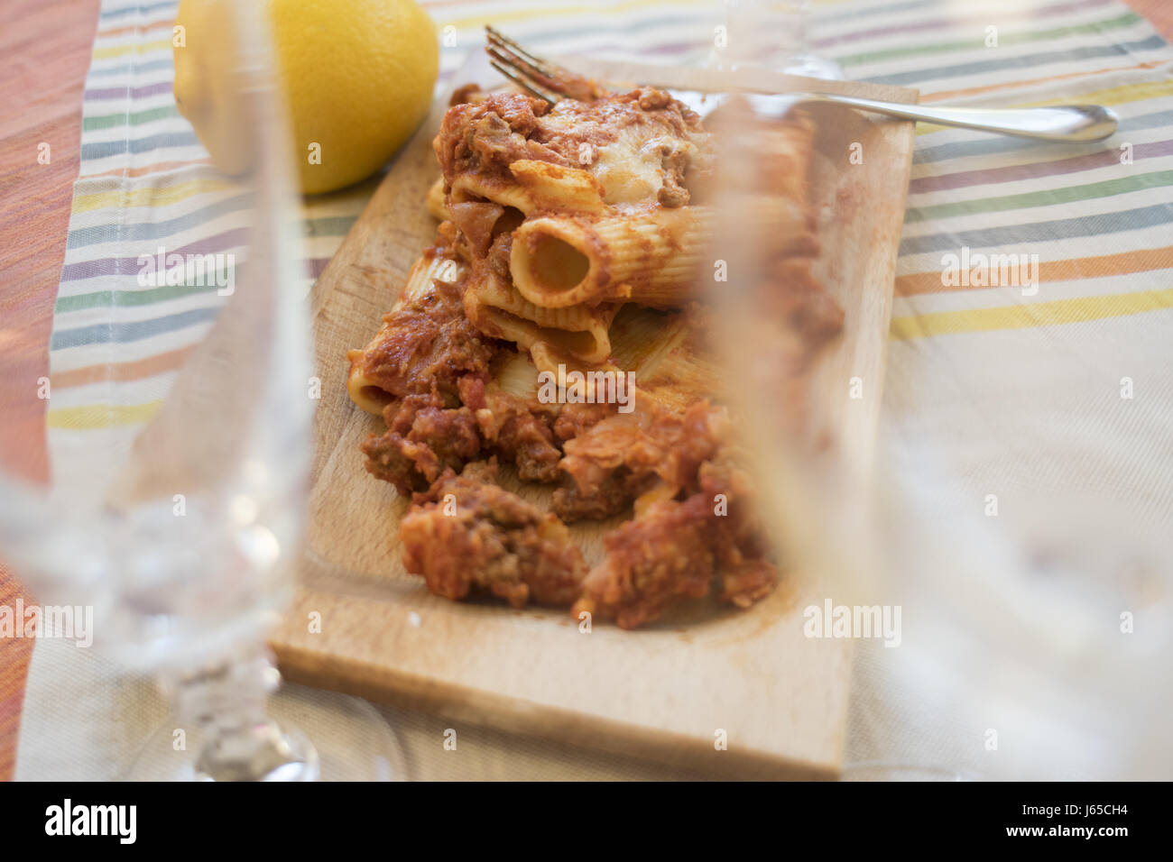 gebackene Nudeln gefüllt mit Hackfleisch und mozzarella Stockfoto