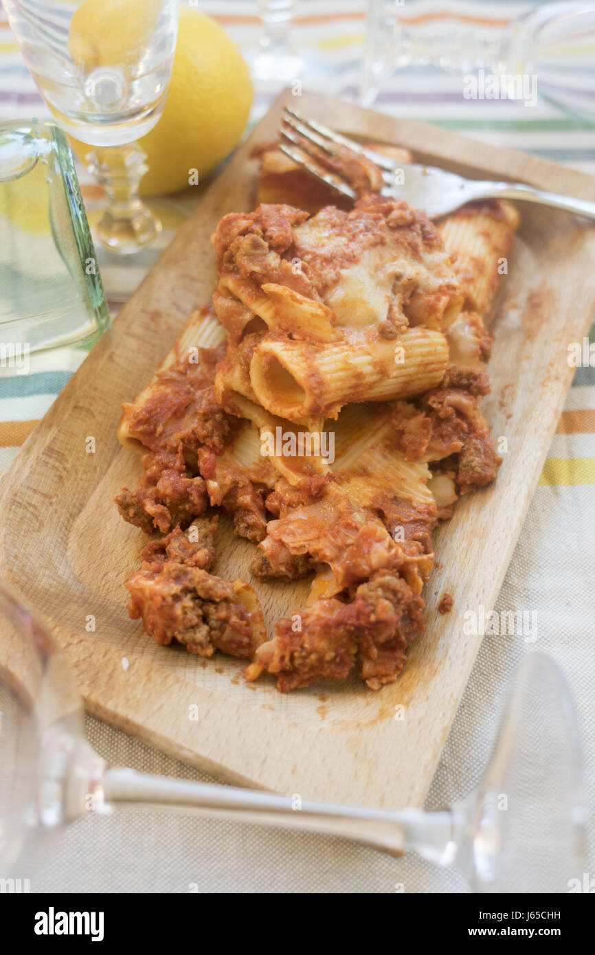 gebackene Nudeln gefüllt mit Hackfleisch und mozzarella Stockfoto