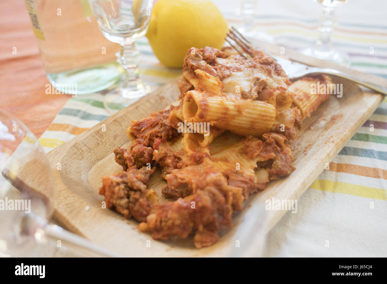 gebackene Nudeln gefüllt mit Hackfleisch und mozzarella Stockfoto