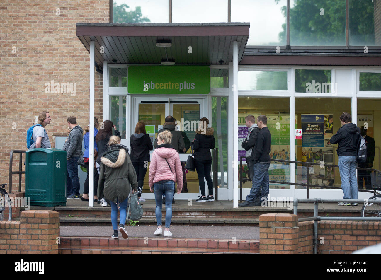 Jobcenter in Cambridge am Mittwoch, den 17. Mai. Heute wurde bekannt, dass die UK-Arbeitslosenquote auf 4,6 %, den niedrigsten Stand seit 42 Jahren gesunken ist.   Die UK-Arbeitslosenquote sank auf 4,6 %, den niedrigsten Stand seit 42 Jahren, wie Inflation übersteigt das Lohnwachstum, offiziellen Zahlen zeigen. Sank die Zahl der Arbeitslosen von 53.000 auf 1,54 Millionen in den drei Monaten bis März, sagte das Office for National Statistics (ONS). Wöchentlichen Durchschnittseinkommens ohne Boni um 2,1 % erhöht. Am Dienstag zeigten zahlen, dass Inflation 2,7 % im April von 2,3 %, den höchsten Stand seit September 2013 getroffen. Die Arbeitslosenquote hat nicht b Stockfoto