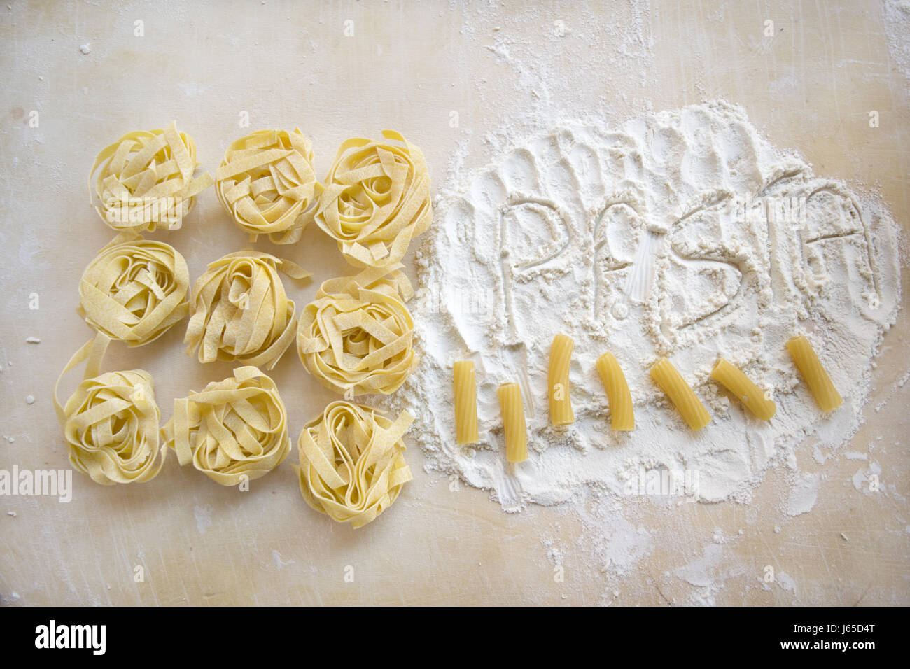 die Wort-Pasta mit dem Mehl Neben einigen Tagliatelle geschrieben Stockfoto