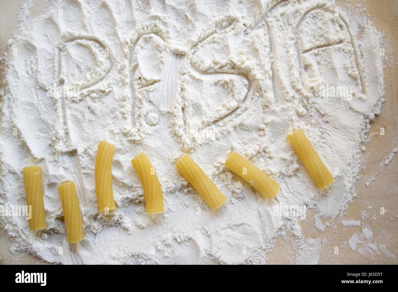 die Wort-Pasta mit dem Mehl Neben einigen Rigatoni geschrieben Stockfoto