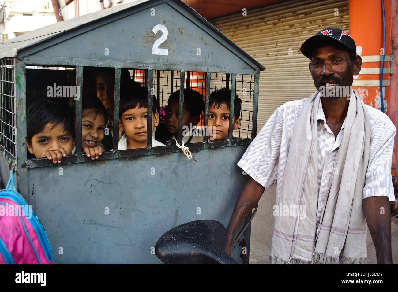 PKW, Kinder in die Schule (Indien) zu nehmen Stockfoto