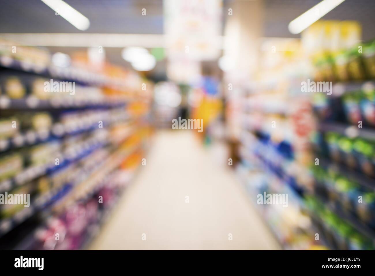 Lebensmittelgeschäft-Gasse aus Focus Foto. -Shopping-Fotokonzept. Stockfoto