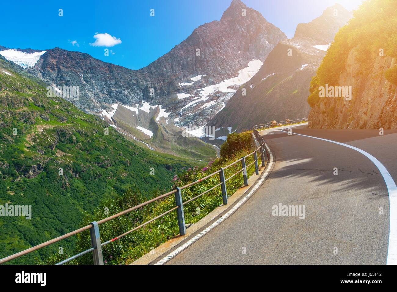 Scenic Swiss Mountain Road. Schweiz Alpen mit dem Auto zu erkunden. Mountain Pass. Stockfoto