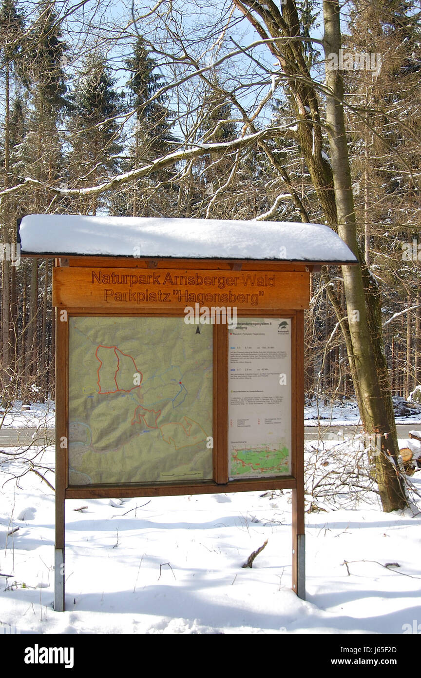 Tourismusverband Naturpark Information Board Schnee Wald Zeichen Signal Reisen Stockfoto