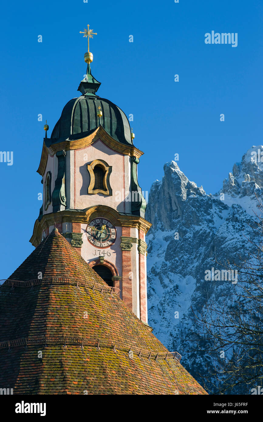 Alpen-Kirchturm Kirchen Mittenwald historische Bergkirche Berge Alpen Stockfoto