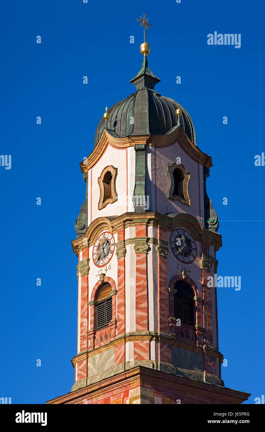 historische alte Stadt Bayern Kirchturm Kirchen Kirche-Uhr Mittenwald historische Stockfoto