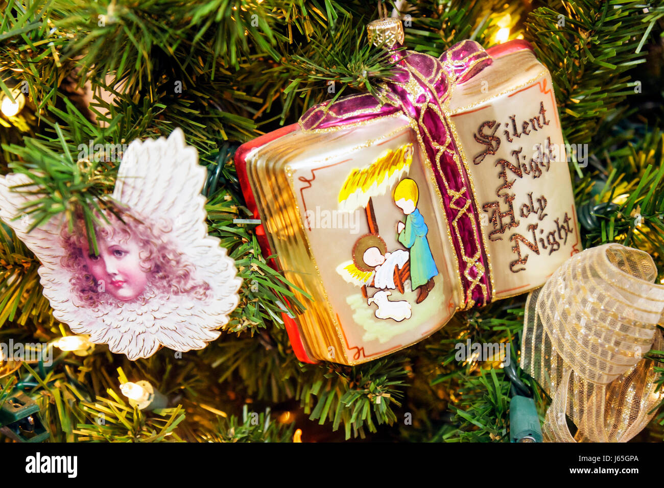 Michigan Frankenmuth, deutsche bayerische Volksgemeinschaft, Bronner's Christmas Wonderland, Stille Nacht-Gedächtniskapelle, Weihnachtsbaum, Ornament, Engel, religi Stockfoto
