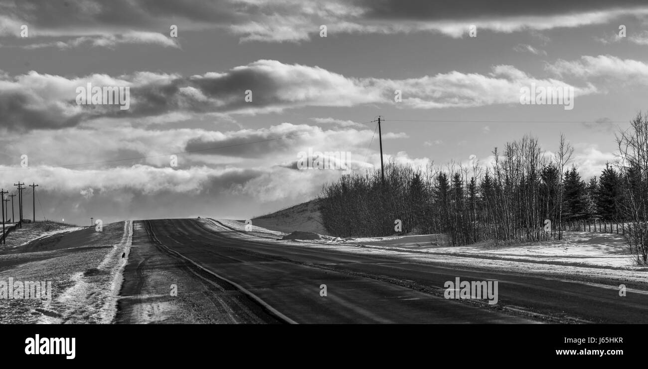 Autobahn durch Landschaft, Redwood Wiesen, Cowboy Trail, Priddis, Alberta, Kanada Stockfoto