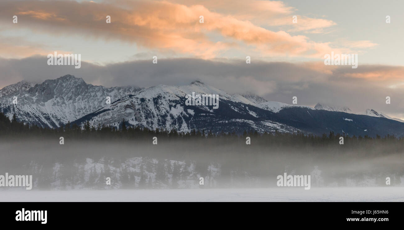 Malerische Aussicht auf schneebedeckte Gebirge, Pyramid Lake, Highway 16, Jasper, Jasper Nationalpark, Alberta, Kanada Stockfoto