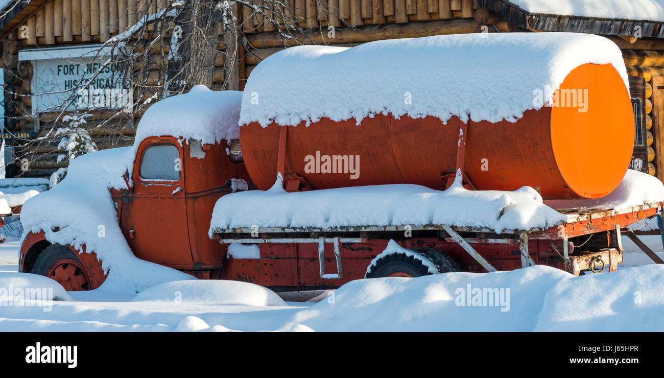 Schneebedeckte Tankwagen Fort Nelson, British Columbia, Kanada Stockfoto