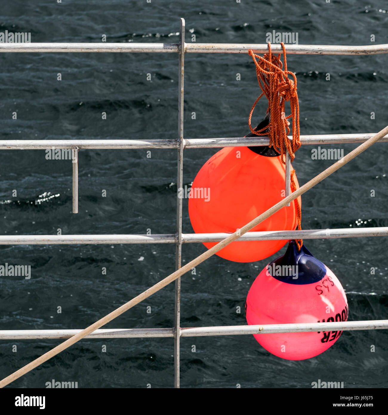 Bojen hängen Geländer im Hafen West Dover, Halifax, Nova Scotia, Kanada Stockfoto