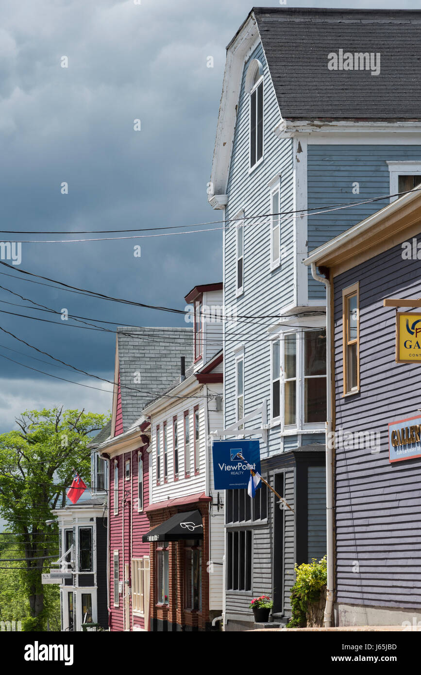 Fassade der Gebäude entlang der Straße, Lunenburg, Nova Scotia, Kanada Stockfoto