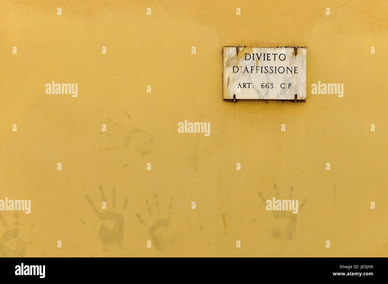Italienisch "keine Rechnungen auf eine gelbe Wand mit Handabdrücke Posten" abonnieren. Stockfoto