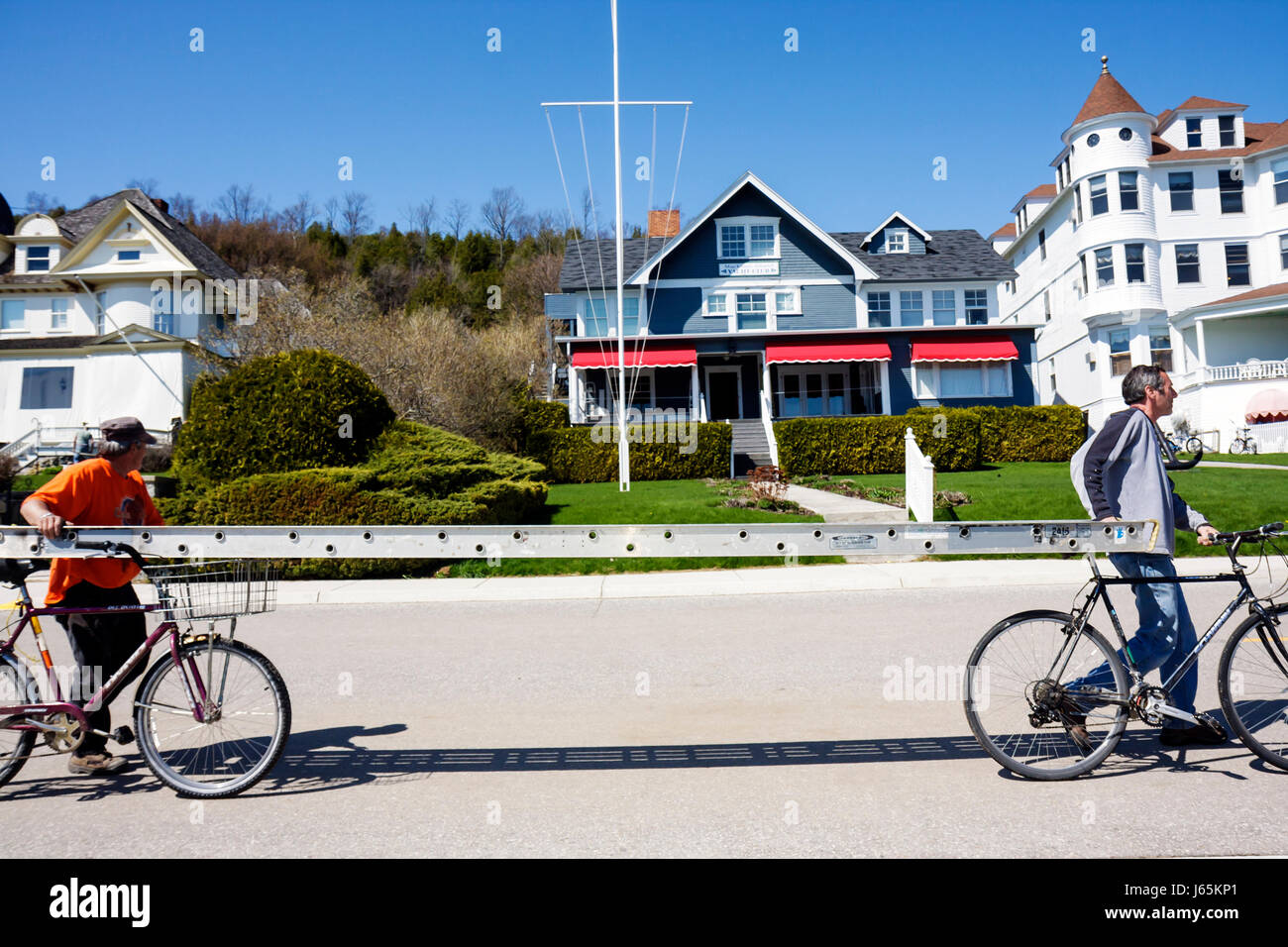 Mackinac Island Michigan, Historic State Parks Park Mackinaw, Straits of, Lake Huron, Main Street, Erwachsene Erwachsene Männer, Männer, Arbeiter, Fahrräder, Lastschleppen Stockfoto