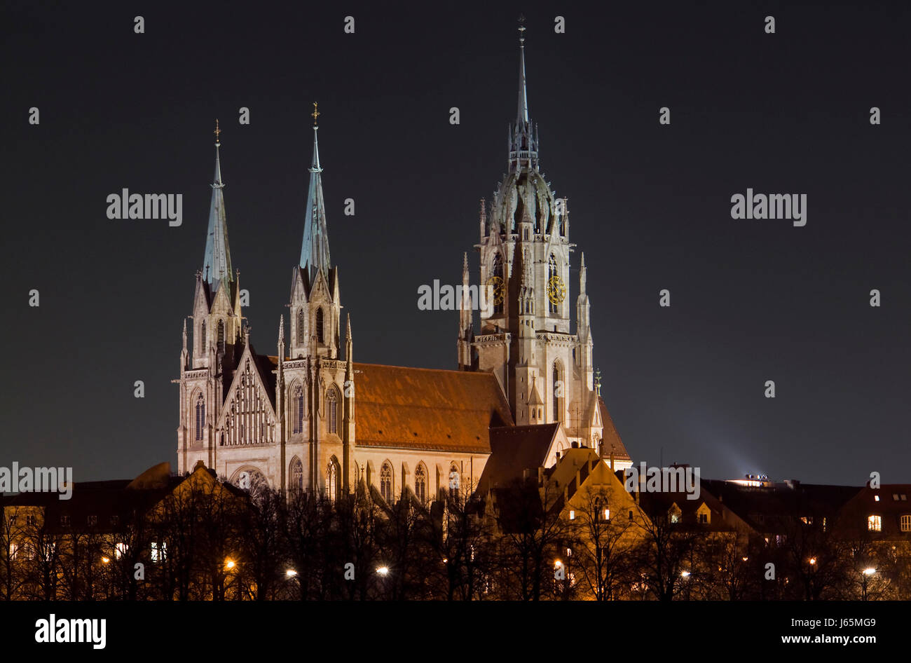 historische Bayern München Kirchturm Wahrzeichen Gebäude in der Nacht historische Kirchen Stockfoto