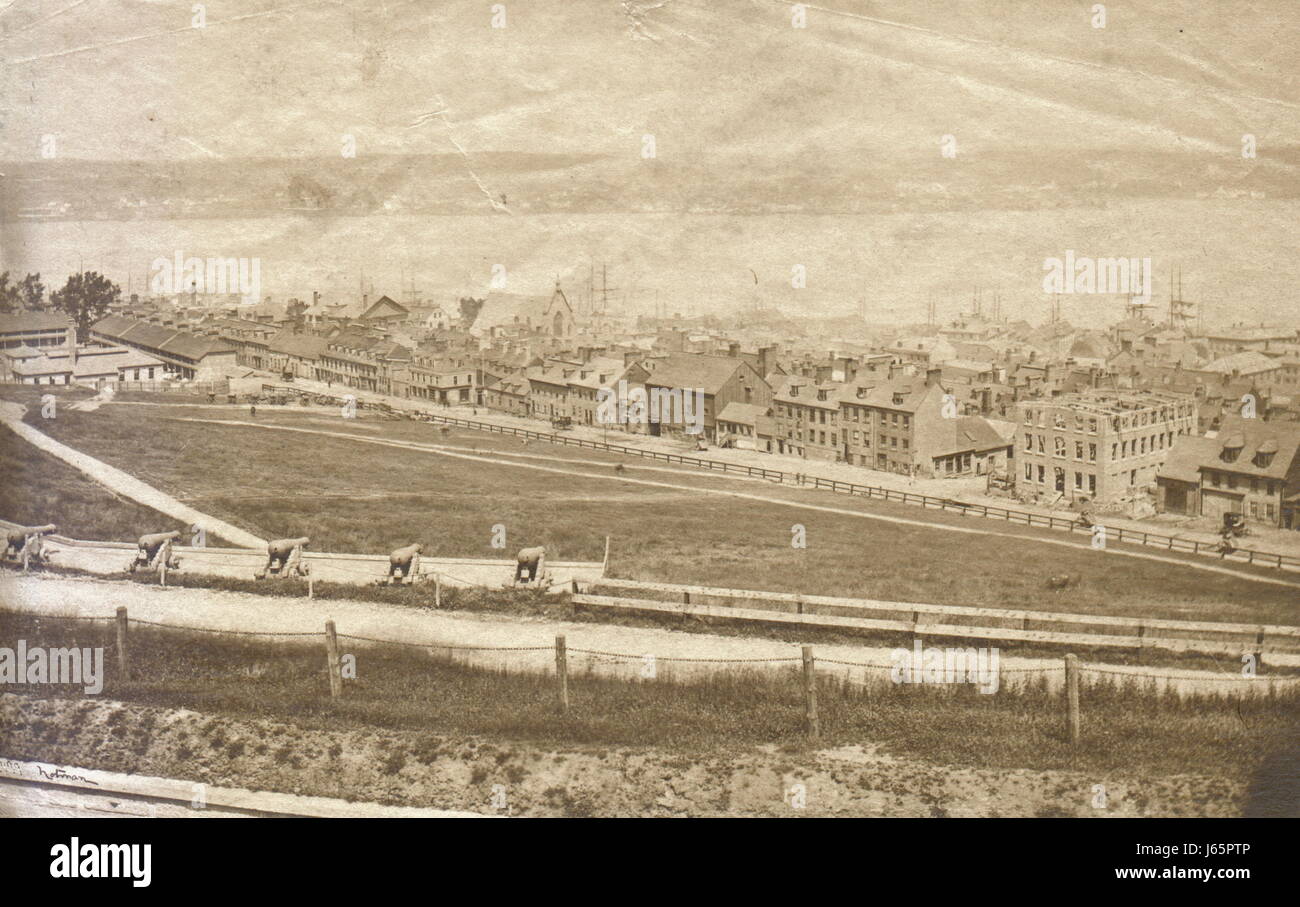 AJAXNETPHOTO. 1880 (CA.). HALIFAX, NOVA SCOTIA. -BLICK AUF DIE STADT AUS DER ZITADELLE FOTOGRAF: UNBEKANNT © DIGITAL COPYRIGHT AJAX VINTAGE BILD BIBLIOTHEK BILDQUELLE: AJAX VINTAGE BILDBIBLIOTHEK SAMMLUNG REF: 1880 04 Stockfoto