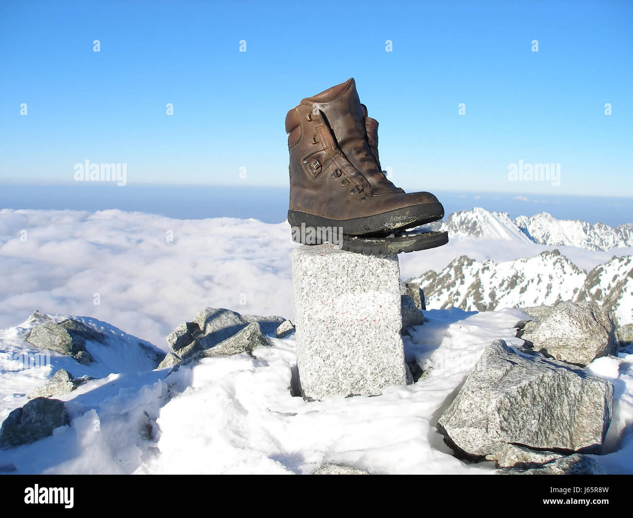 Alpine Bergsteiger zu Fuß gehen Sie gehen zu Fuß reisen Sport Sport Stein Gesundheitsurlaub Stockfoto