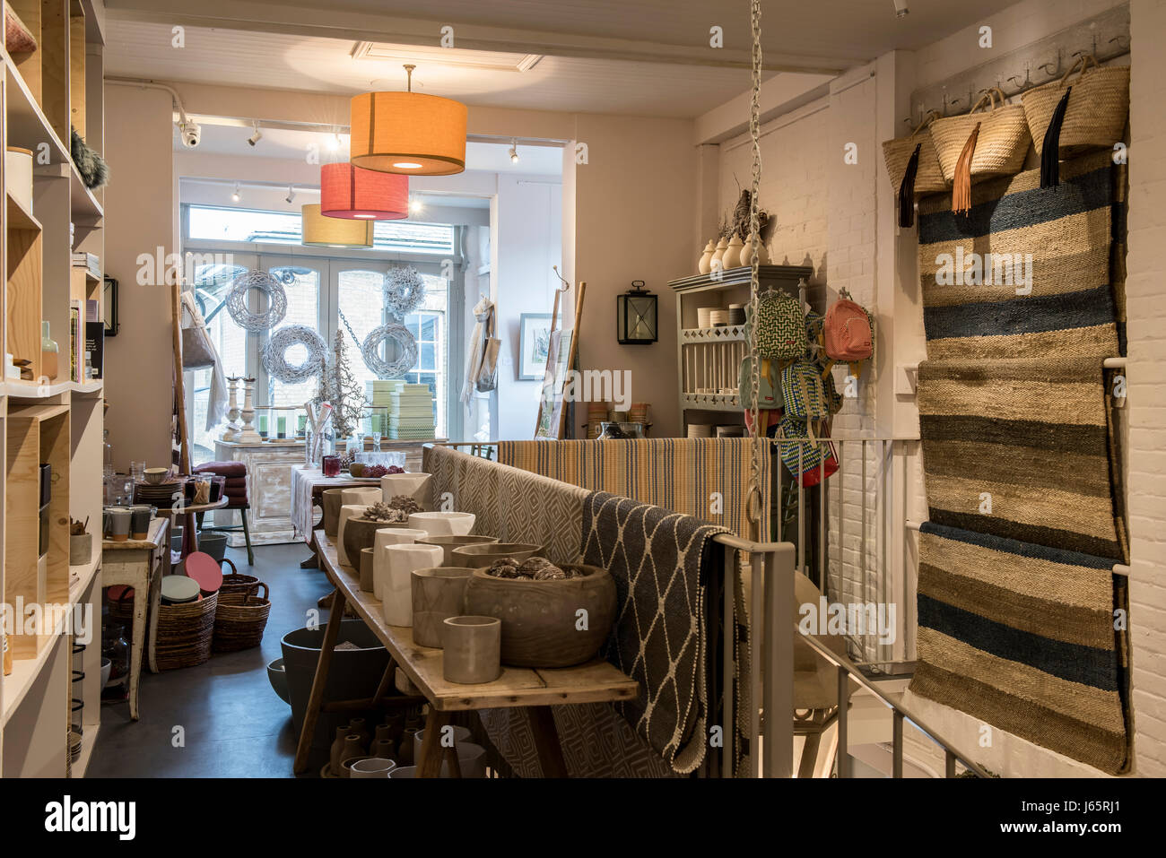 Innere des Birdie Fortesque Haushaltswaren Shop - mit Stroh Körbe und Teppiche Stockfoto