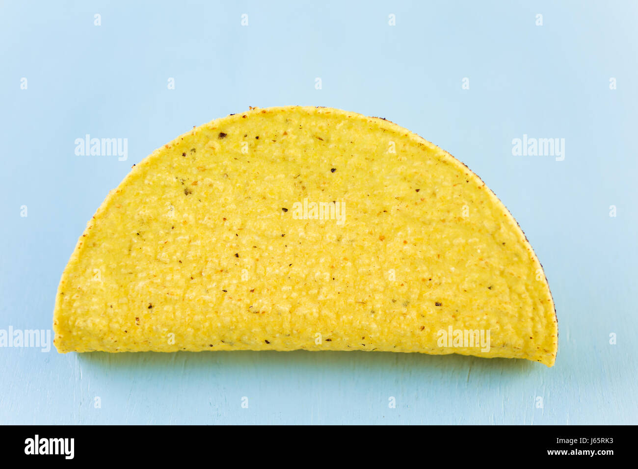 Gelber Mais Taco-Schalen auf blauem Grund. Stockfoto