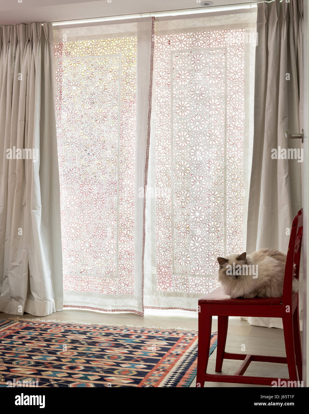 Ausgeschnittene und bemalte Papier Panel Bildschirm von Isabelle de Borchgrave Stockfoto