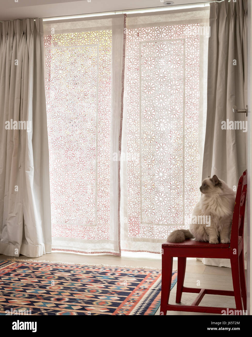 Ausgeschnittene und bemalte Papier Panel Bildschirm von Isabelle de Borchgrave Stockfoto