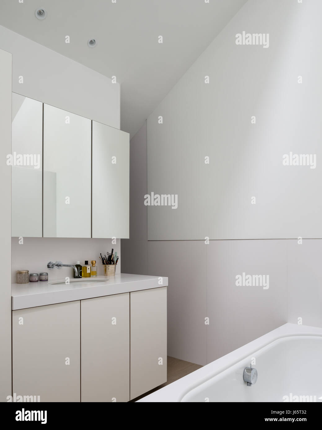 Über dem Waschbecken im reinen weißen Badezimmer Spiegelschränke Stockfoto