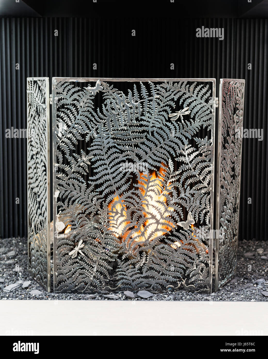 Farn und Libelle Feuer-Metallschirm entworfen von Isabelle de Borchgrave Stockfoto