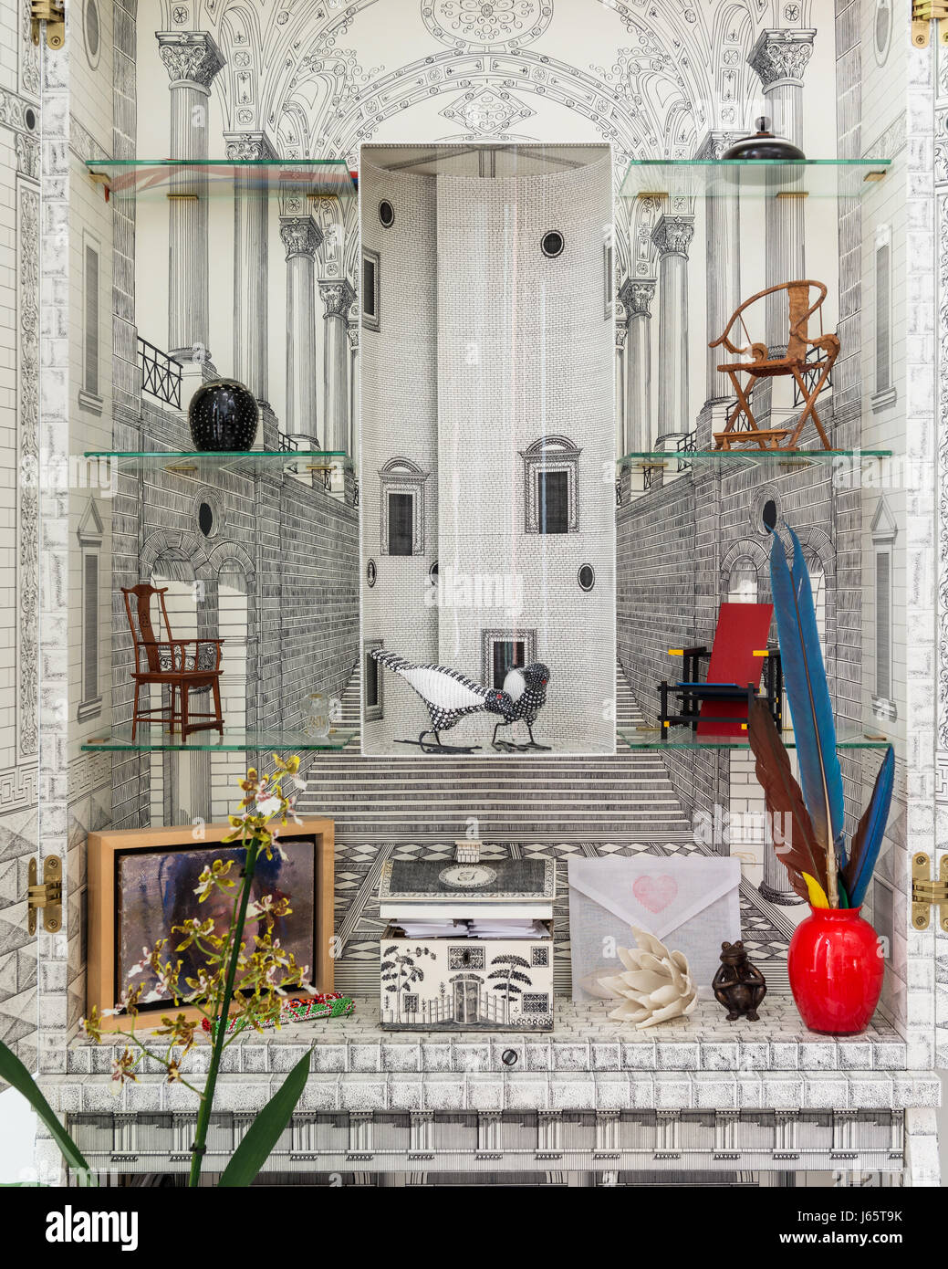 Fornasetti schreiben Büro, Regale mit Glas Stockfoto