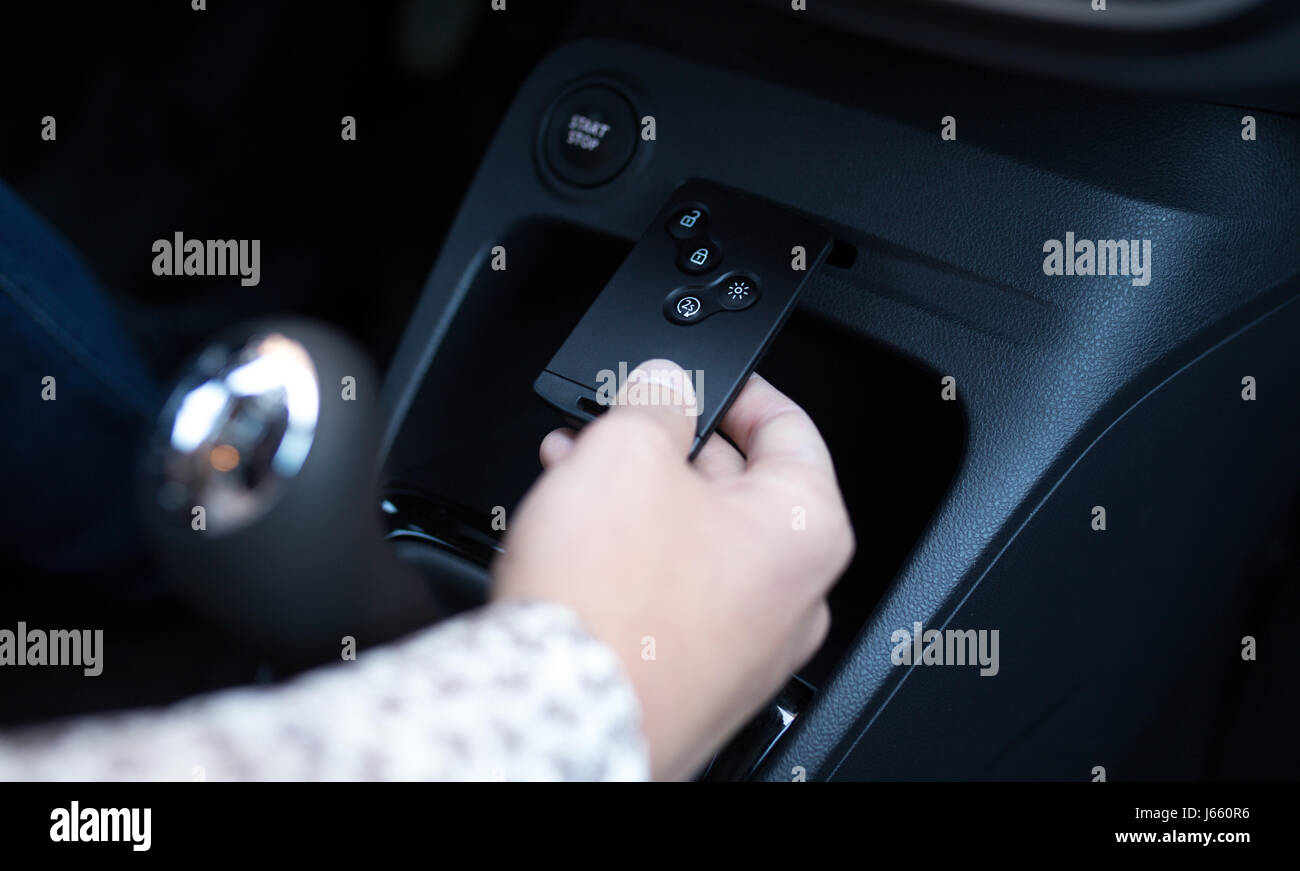 Die Mann-Einsätze die Schlüsselkarte in den Schlitz im Auto den Motor anzulassen hautnah Stockfoto