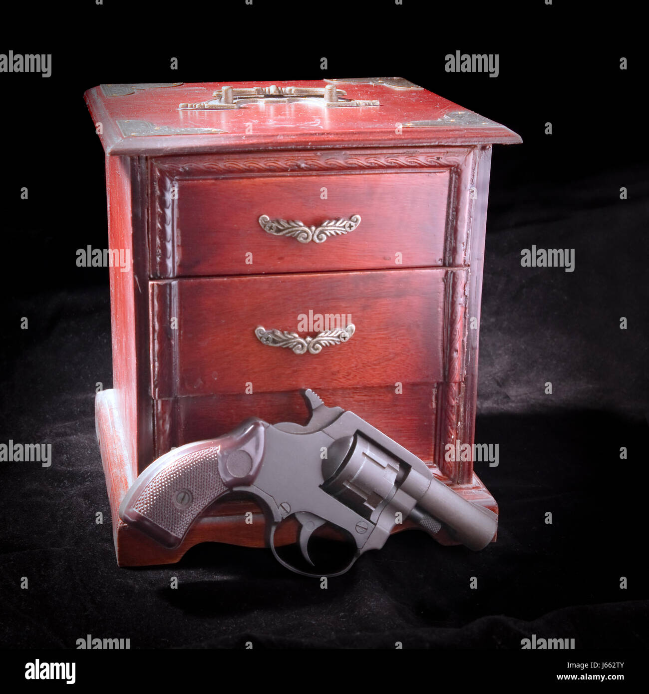 Box Pistole Arm Waffe Revolver Deko Waffe Schusswaffe Sicherheit Holz kleine winzige Stockfoto