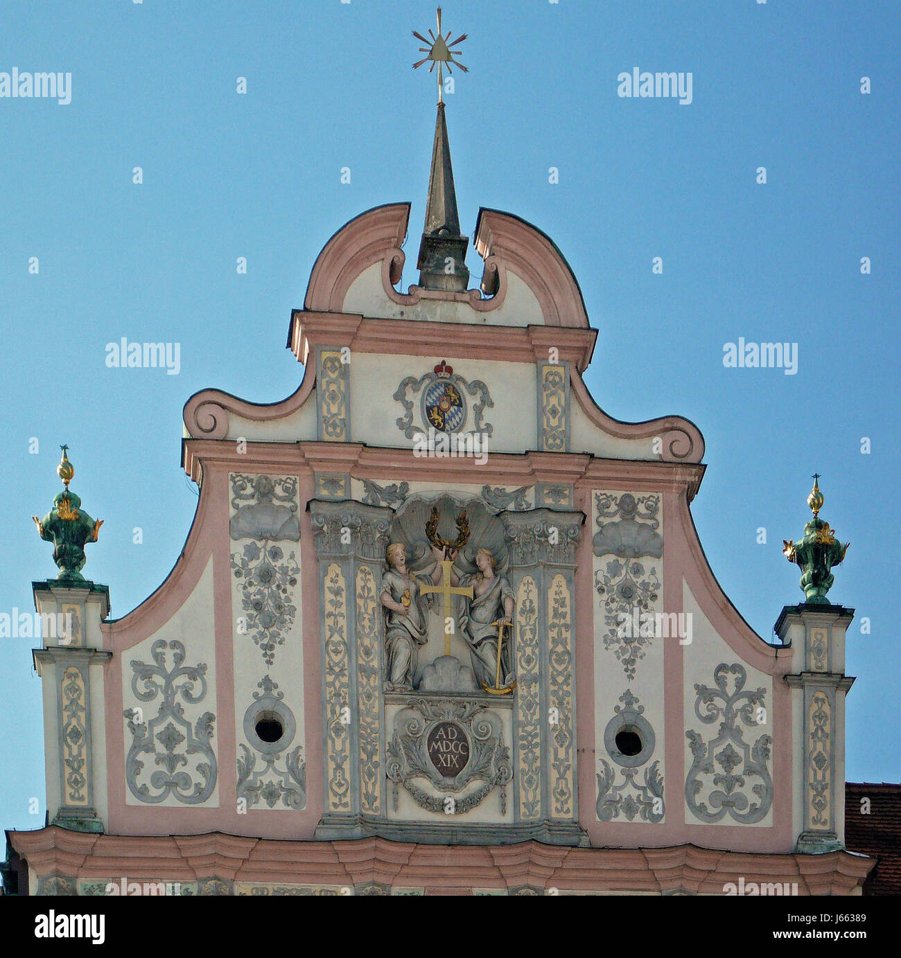Haus Gebäude Putz Fassade Bouldern Straße Straße auf dem Dach blau Stockfoto