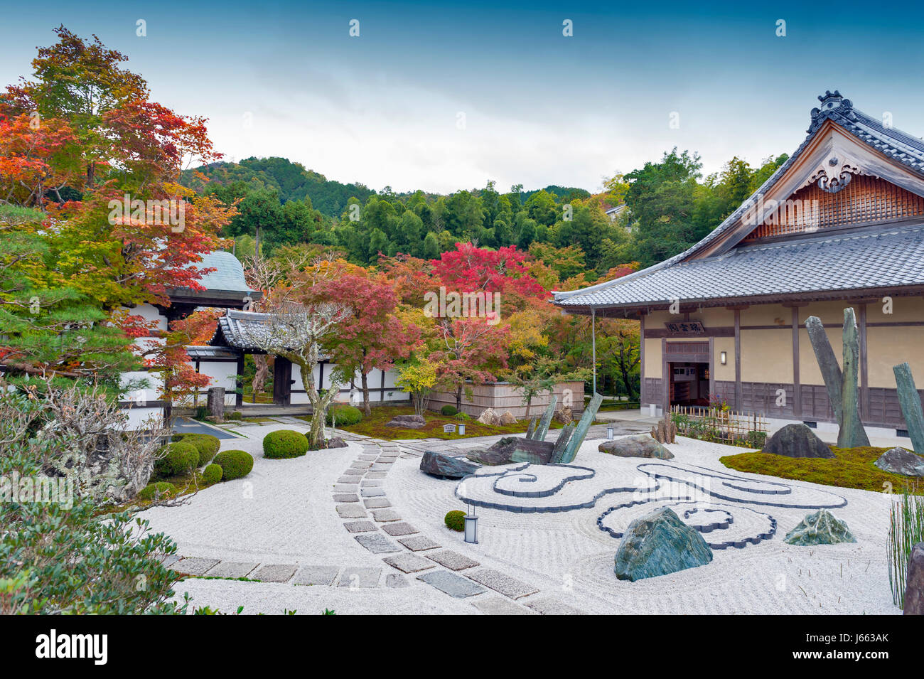 Japanischer Zen-Garten im Herbst im Enkoji-Tempel in Kyoto, Japan Stockfoto