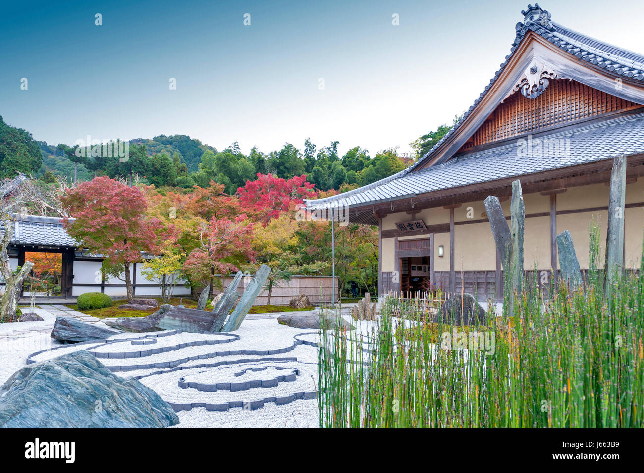 Japanischer Zen-Garten im Herbst im Enkoji-Tempel in Kyoto, Japan Stockfoto