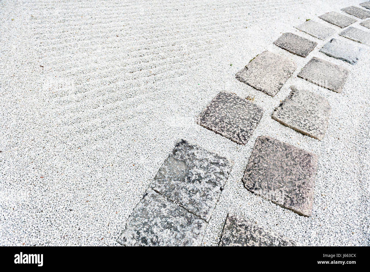 Gehweg in einem japanischen Steingarten oder Zen-Garten mit Kies bedeckt, auf Boden Stockfoto