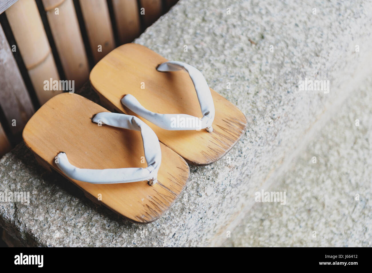 Geta oder traditionelle japanische Schuhe, eine Art von Flip-flops oder Sandalen mit einem erhöhten Holzsockel statt auf den Fuß mit einem Stoffband Tanga Stockfoto