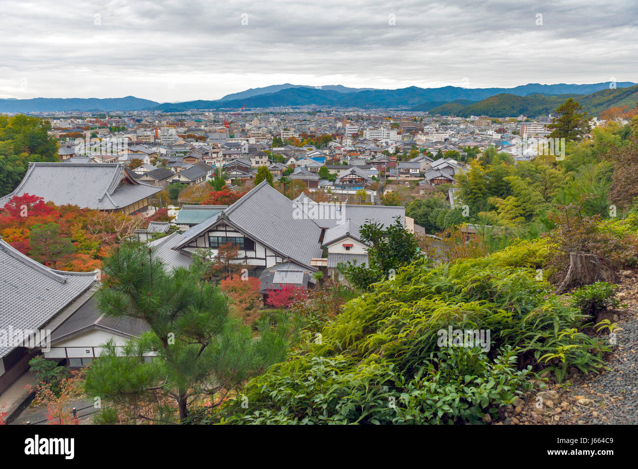 Malerische Draufsicht Enkoji Tempel und Nord Kyoto Skyline im Herbst Stockfoto