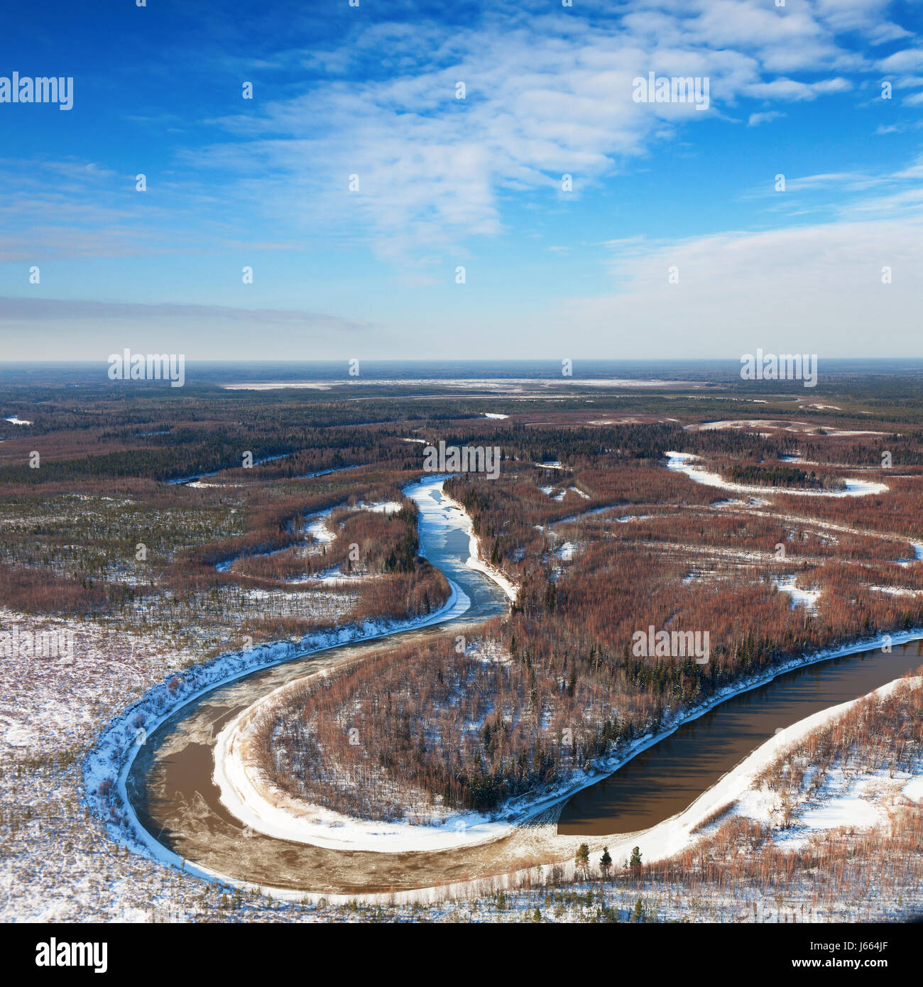 Wald-Fluss in kalten Wintertag, Ansicht von oben Stockfoto