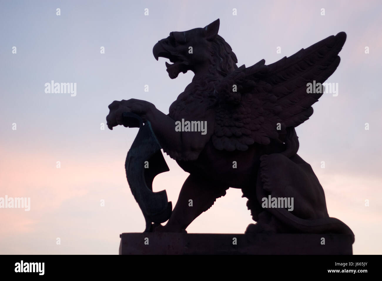 Flügel-Drachenstein Vogel-Statue Zähne Tiere Vögel Europa Flügel Ornament berlin Stockfoto
