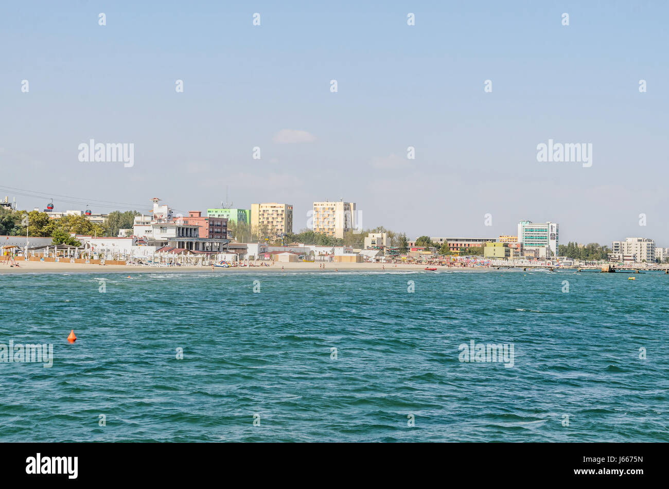 CONSTANTA, Rumänien - 16. September 2016: Das Schwarzmeer, Küste und Meer mit blauem Wasser und goldfarbenem Sand, Hotels. Stockfoto