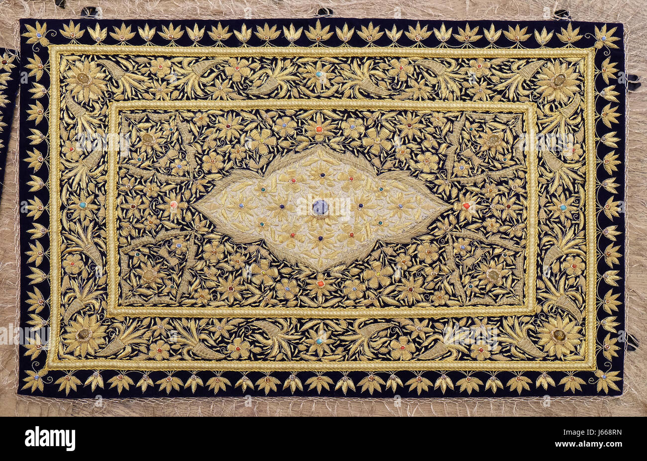 Teppich aus Wolle und Seide von klassischem Design, Delhi, Indien am 13. Februar 2016. Stockfoto