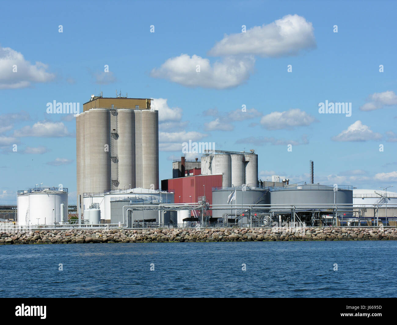 Lagertanks und Lagerung im Hafen Stockfoto