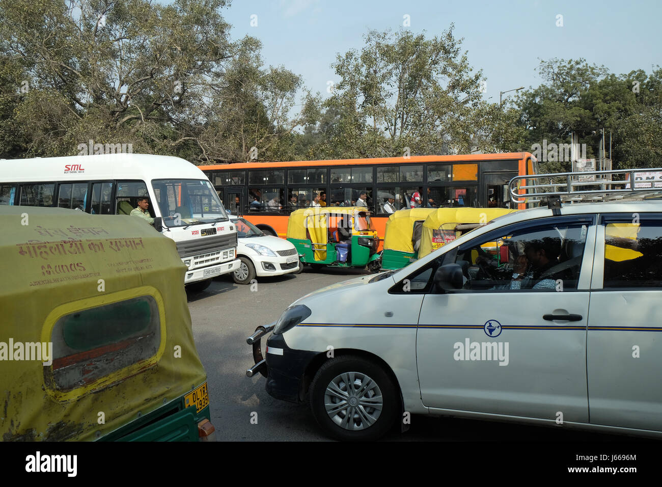 Stau mit Rikschas, Motorräder, Autos und Fussgänger auf lokalen Stadtstraße in Delhi, Indien am 13. Februar 2016. Stockfoto