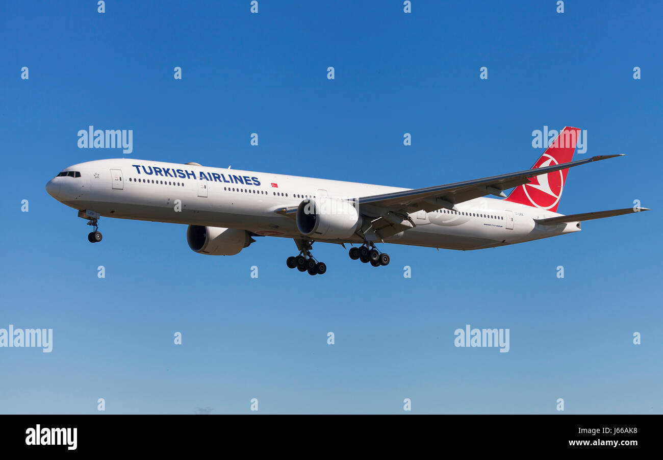 Barcelona, Spanien - 6. Mai 2017: Turkish Airlines Boeing 777-300ER nähert sich zum Flughafen El Prat in Barcelona, Spanien. Stockfoto