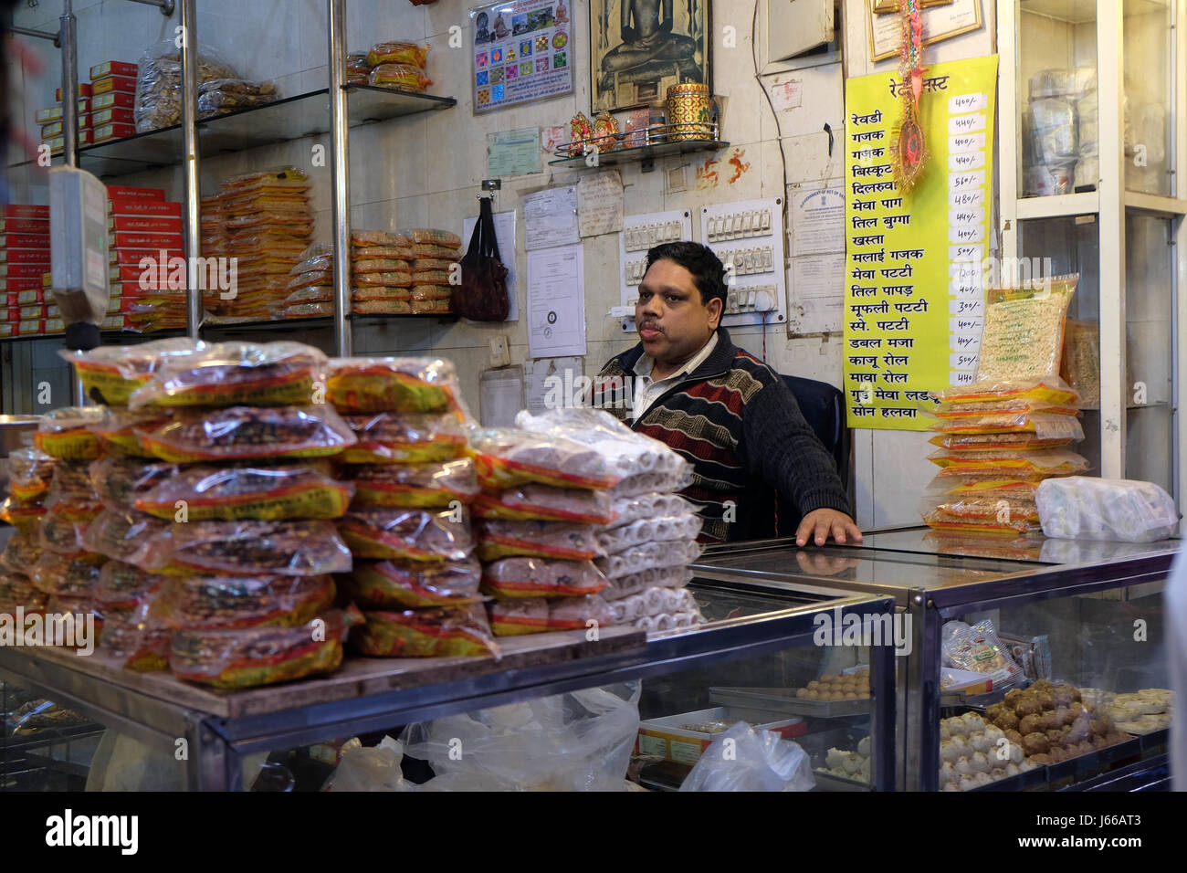 Indische Shop in Delhi, Indien am 13. Februar 2016. Kleine Geschäfte wie diese sind die häufigsten in armen Region von Delhi. Stockfoto