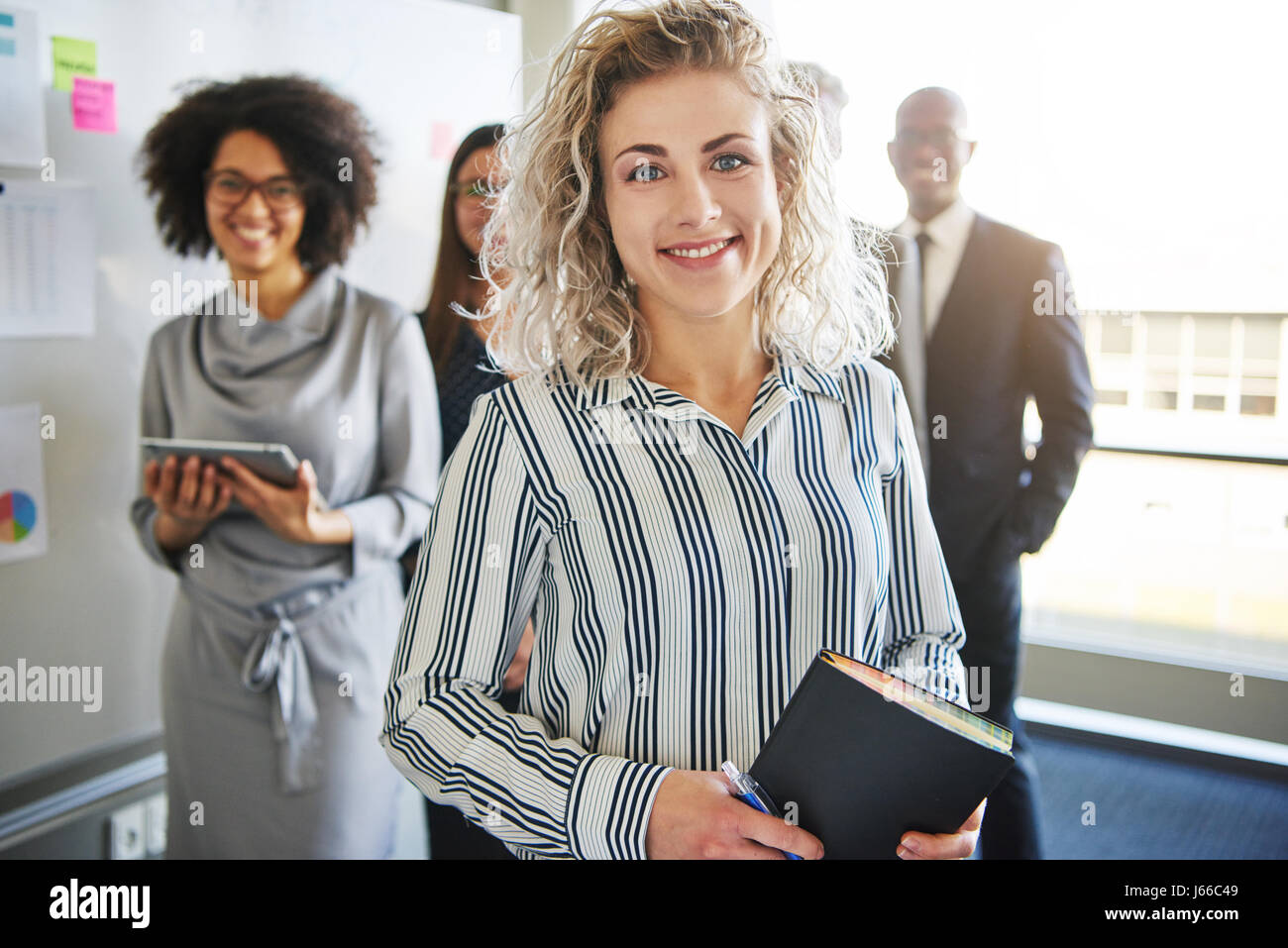 Business woman stand vor der Kollegen, gemischte Rassen Menschen positiv Stockfoto