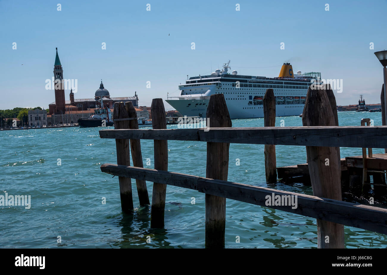 Kreuzfahrt Schiffe segeln durch den Canale della Giudecca/Zentrum von Venedig Stockfoto