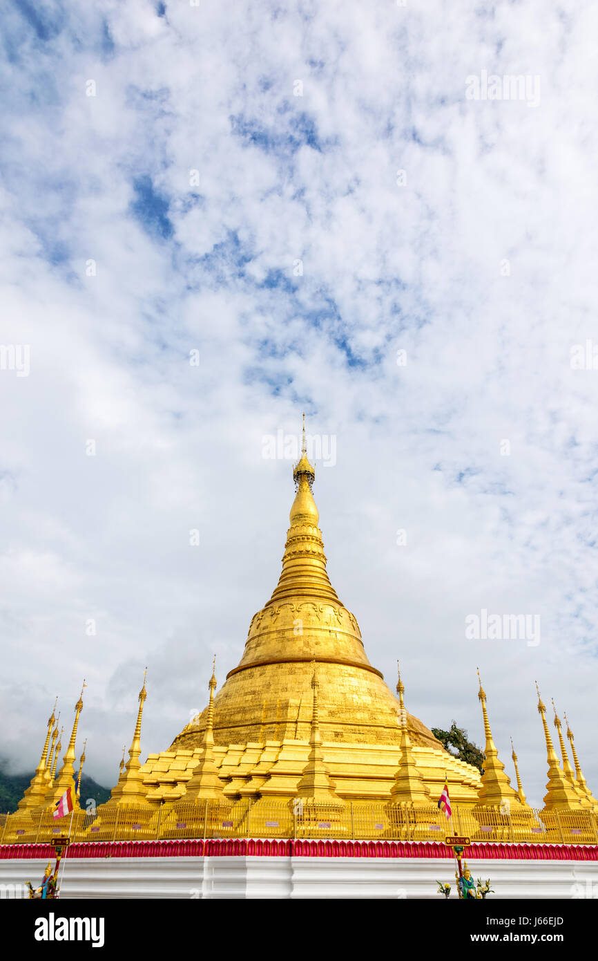 Tachileik Shwedagon-Pagode ist eine schöne goldene Pagode, die Shwedagon Paya Pagode, touristische Attraktion in der Nähe der thailändischen Grenze bei Tachileik Town imitiert Stockfoto